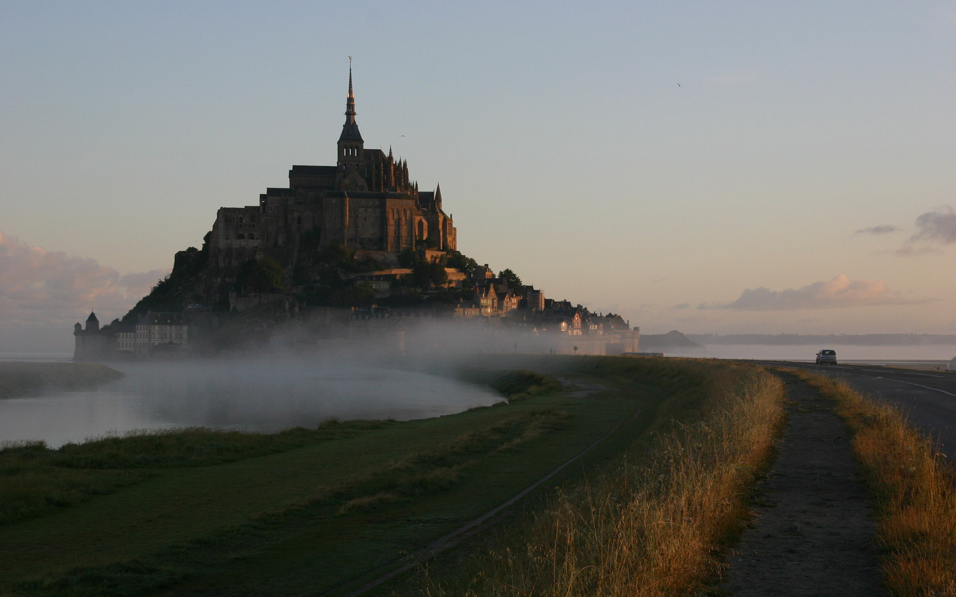 朝霧のモンサンミッシェル ワイド 高画質 写真無料壁紙素材